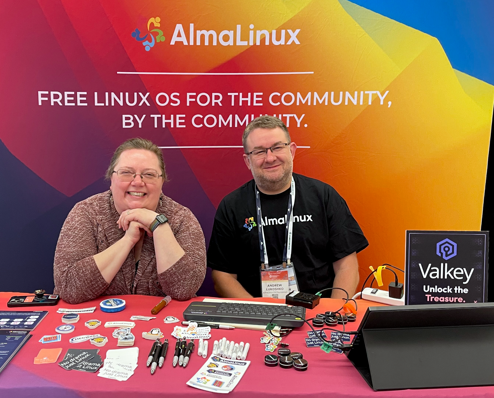 benny and Andrew at the AlmaLinux booth